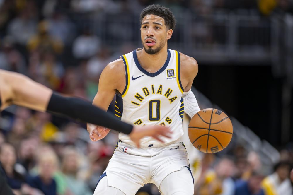 詹姆斯时隔14年再次来蓉，现场表白“我太爱成都了”，球迷冒雨齐聚万象城集体高呼“LBJ”